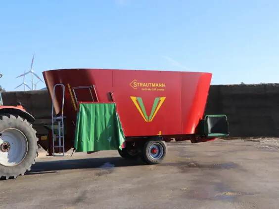 Strautmann Verti-Mix 245 Double Professional fullfôrvogn koblet til traktor ved en plansilo