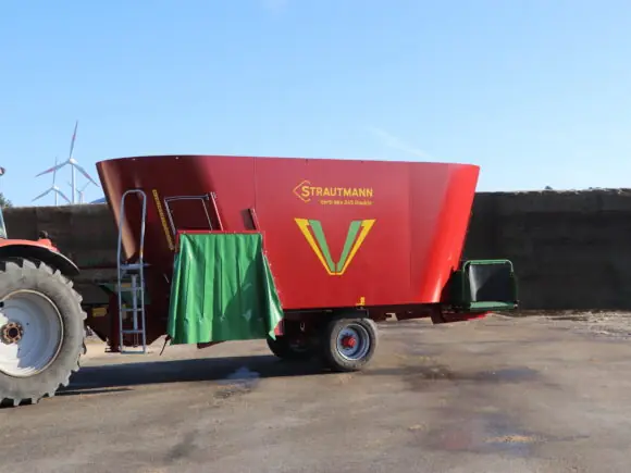 Strautmann Verti-Mix 245 Double Professional fullfôrvogn koblet til traktor ved en plansilo