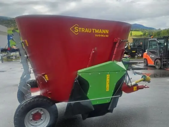 Strautmann Verti-Mix 50 fullfôrvogn med grønn utløpssjakt på den våte plassen hos Fron Traktor Service på Vinstra, med fjellsida bak