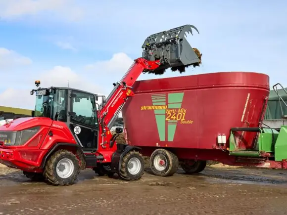 Weidemann 2090T teleskopisk hjullaster fyller fullfôrvogn