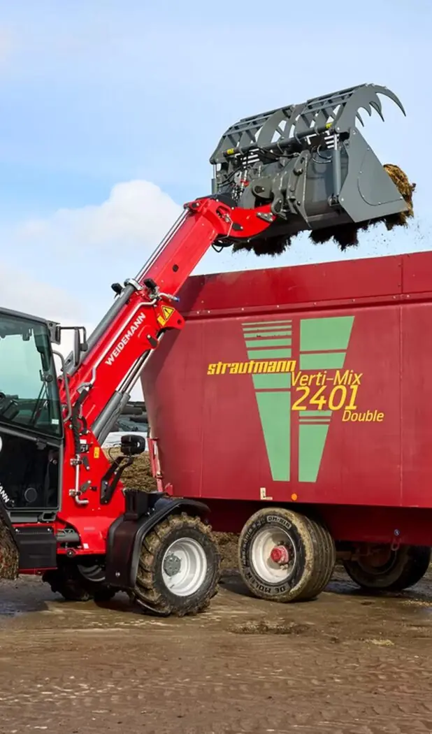 Weidemann 2090T teleskopisk hjullaster fyller fullfôrvogn