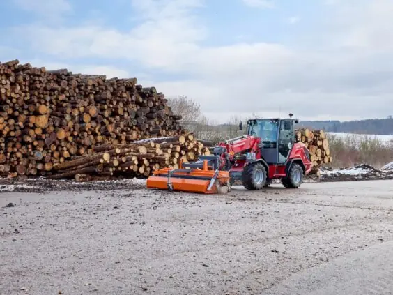 Weidemann 2090T teleskopisk hjullaster med kost ved tømmerlunne