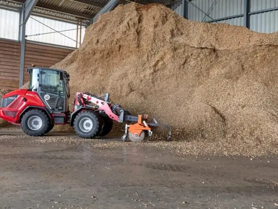 Weidemann hjullaster 2090 skyver flis i binge