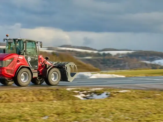 Weidemann hjullaster 2090 på vei mellom jorder