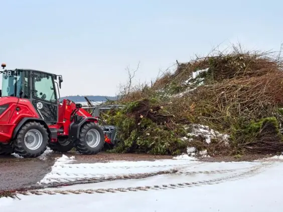 Weidemann hjullaster 3090 på gårdsplass om vinteren