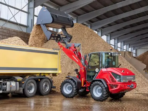 Weidemann hjullaster 3090 laster flis på lastebil