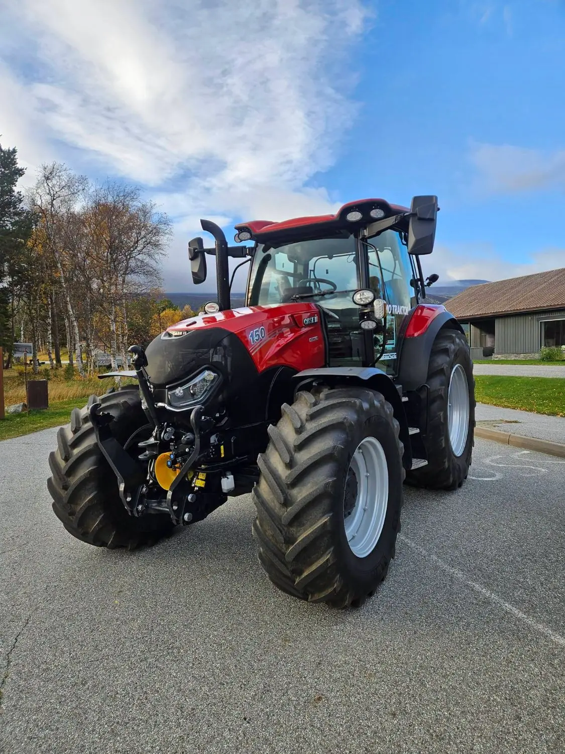 Case IH Maxxum 150 CVX demotraktor med frontløft, utstilt under Veddrock på Lesja.