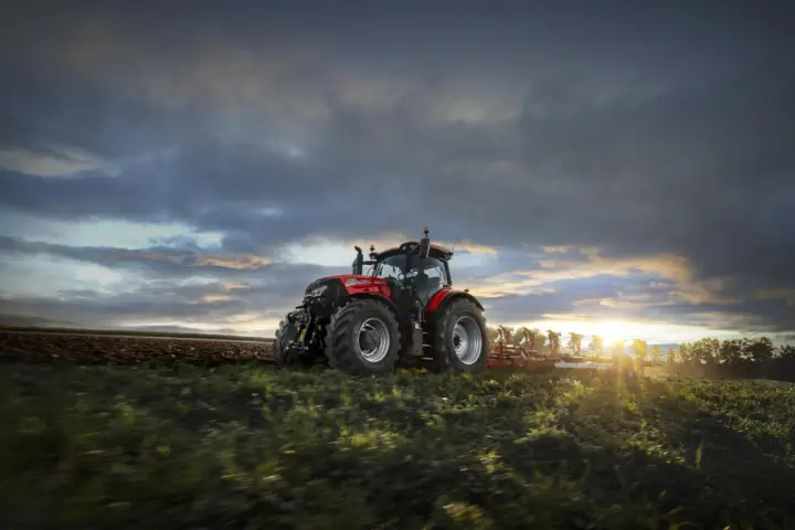 Case IH Puma 260 med plog i solnedgang
