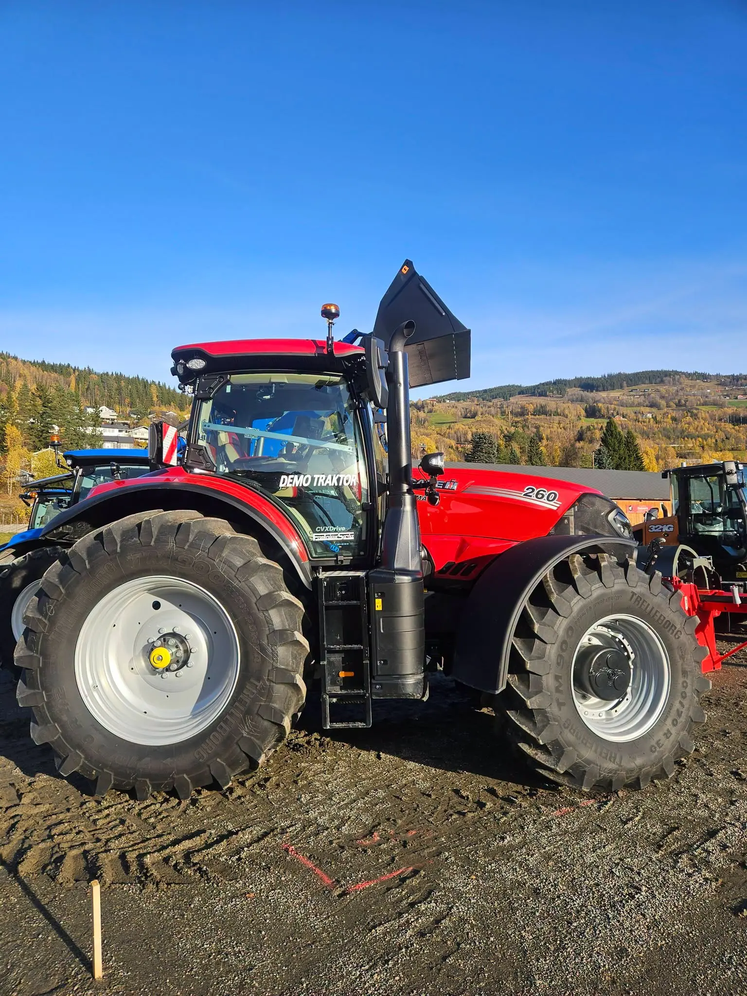 Rød Case IH Puma-traktor utstilt på Stavsmartn på Tretten i høstsol.