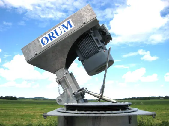 ØRUM GMF fortankmikser med drei og vipp-beslag, ute på gården