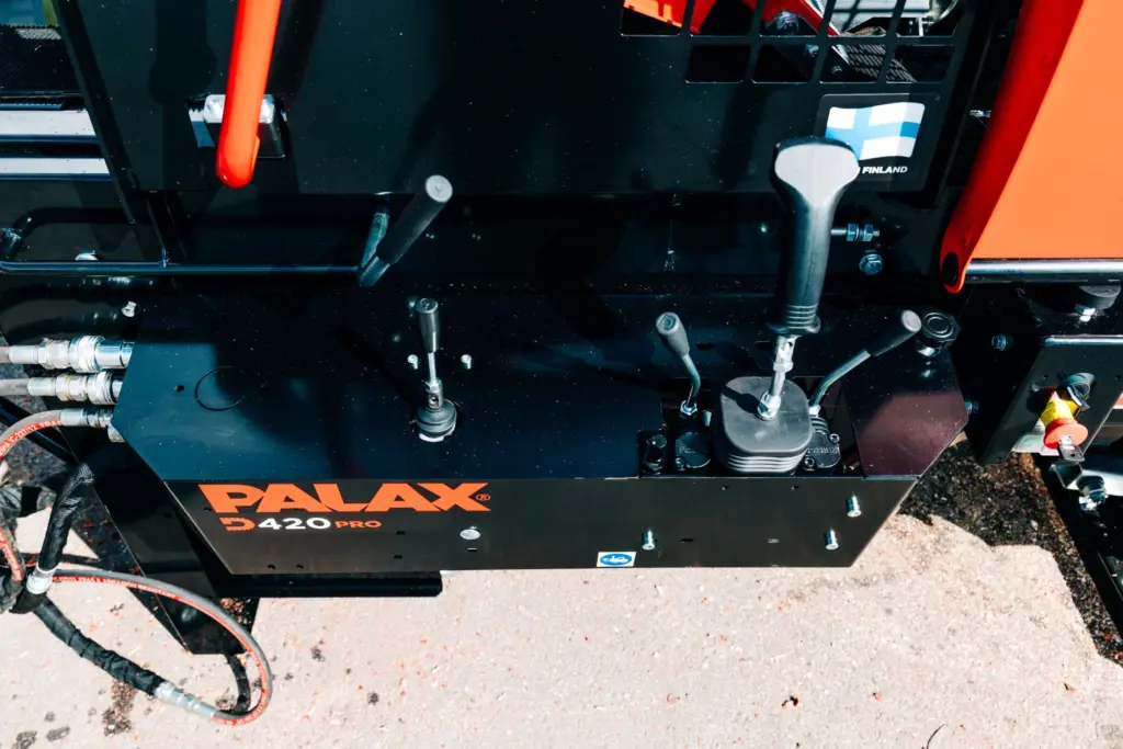 Betjeningsspaker og joystick på Palax D420 Pro