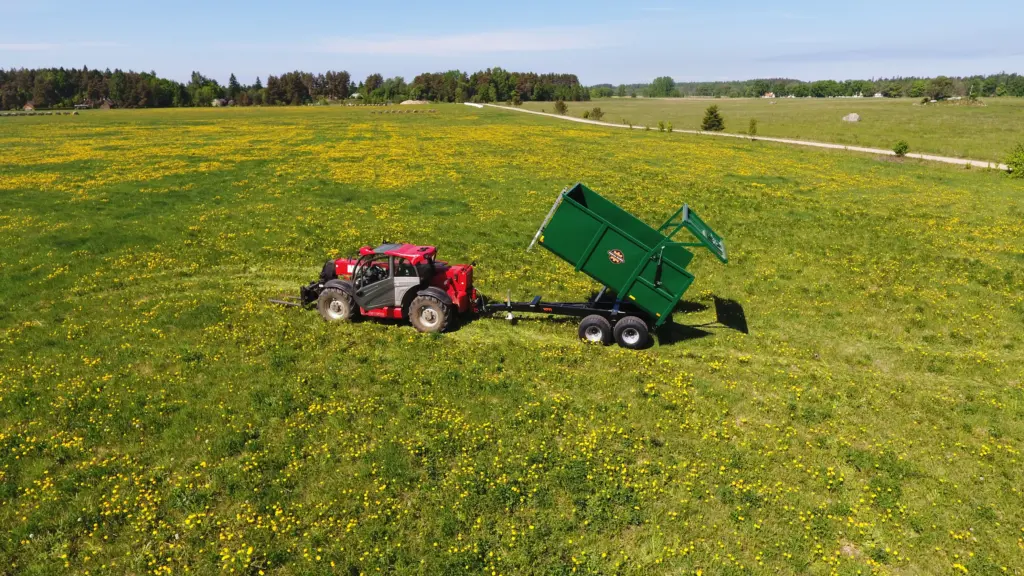 Palmse PT1011 dumperhenger bak traktor på jordet