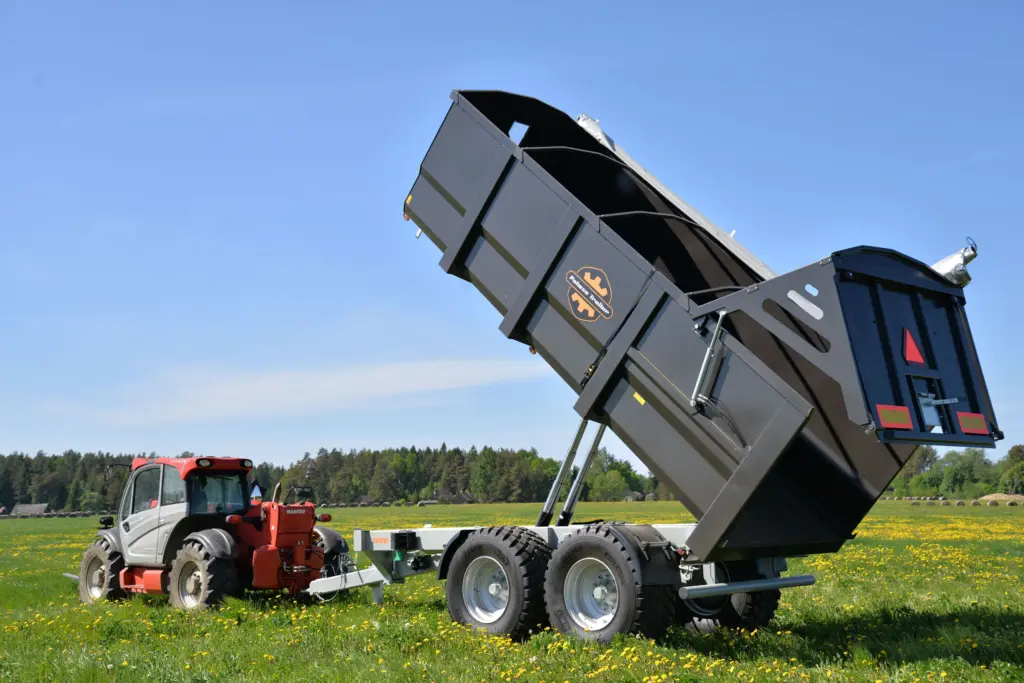 Palmse dumperhenger tipper bakover, koblet til traktor
