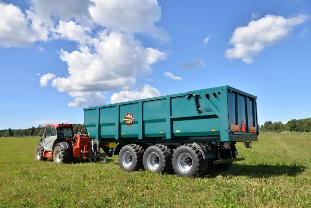 Palmse PT2226 dumperhenger koblet til traktor på eng