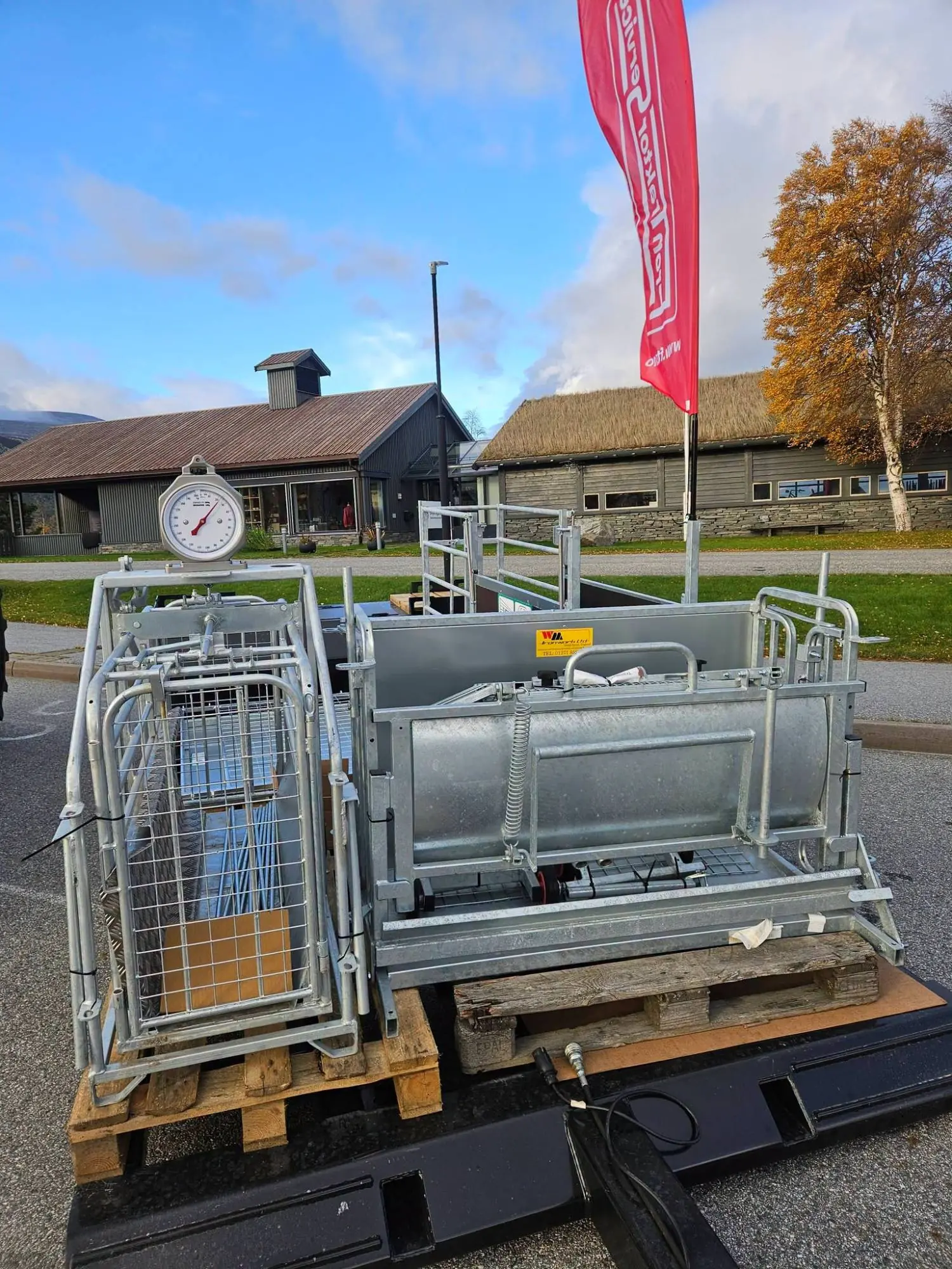 Sauevekt med urskive og en vendekasse til klauvstell på sau, stående på paller under Veddrock på Lesja.