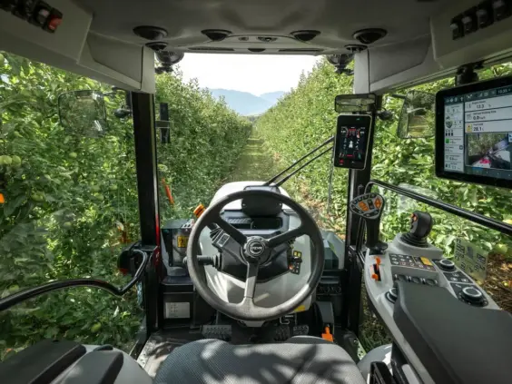 Førerplassen i Steyr Spezial F CVT med Infomat 1200-skjerm og Multicontroller III, sett ut i en eplerad