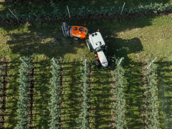 Steyr Spezial F CVT sett ovenfra når den vender med sprøyte ved enden av fruktradene