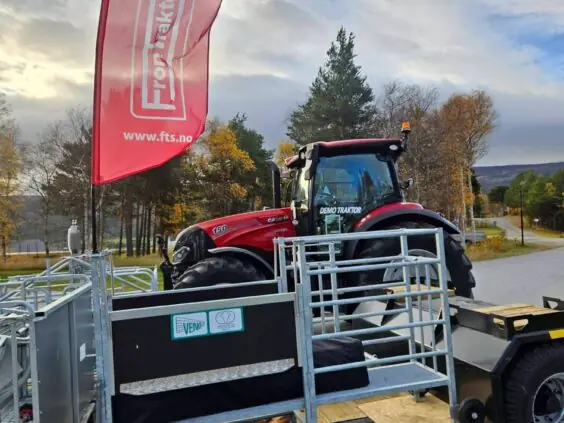 Sorteringsutstyr for sau fra Veno på en henger, med Case IH Maxxum 150 demotraktor og vimpel fra Fron Traktor Service bak, under Veddrock på Lesja.