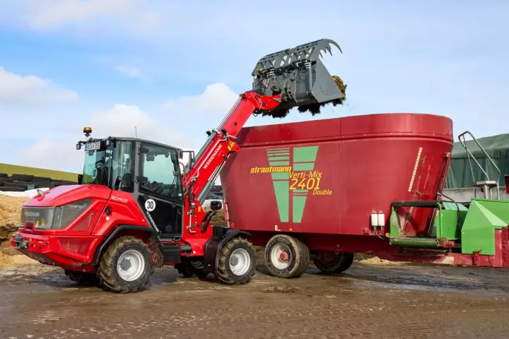 Weidemann 2090T teleskopisk hjullaster fyller fullfôrvogn